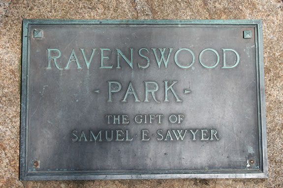 The plaque at the entrance of Ravenswood Park's Main Trail