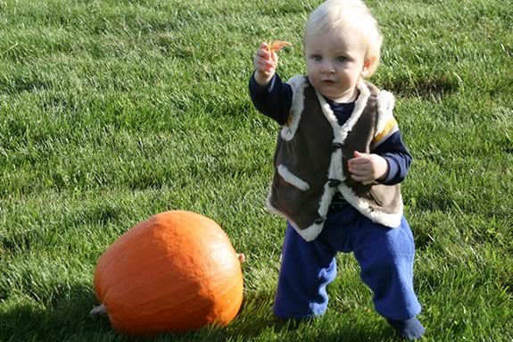 Join the Kiwi Girl for a celebration of Halloween with song and dance!